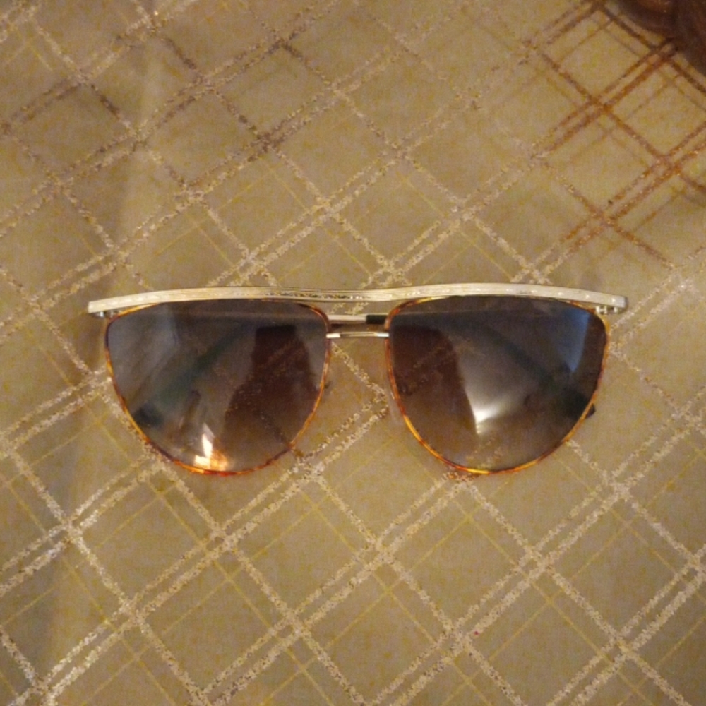 Metal demi amber/gold medal sun glasses
